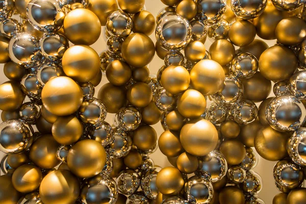 Gyllene juldekoration eller krans av pärlor — Stockfoto