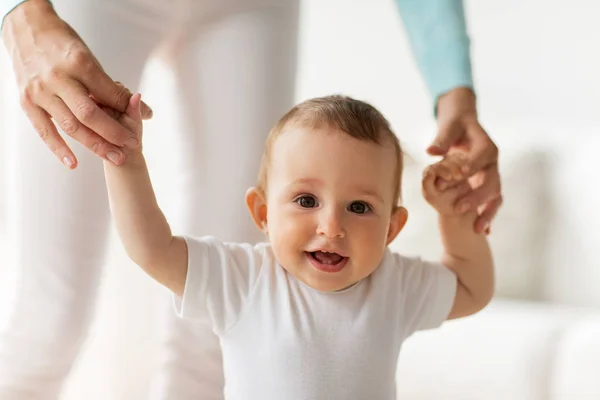 Mutlu bebek anne yardımı ile yürümeyi öğrenme — Stok fotoğraf