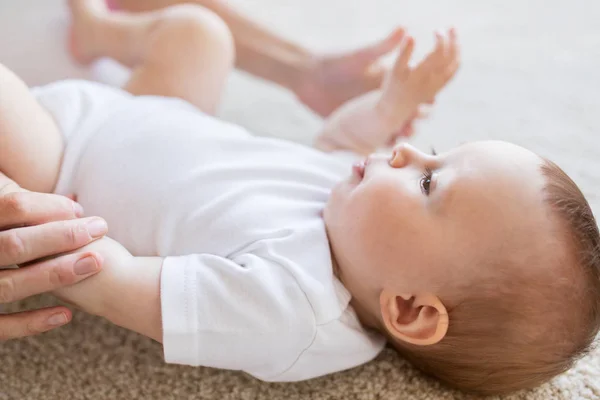 Nahaufnahme glücklicher Baby- und Mütterhände — Stockfoto