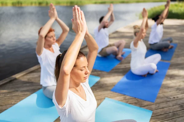 Menschen, die im Yoga-Lotus meditieren, posieren im Freien — Stockfoto