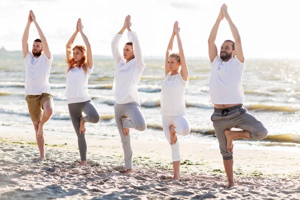 Ludzi co jogi w drzewa ułożenia na lato Plaża — Zdjęcie stockowe