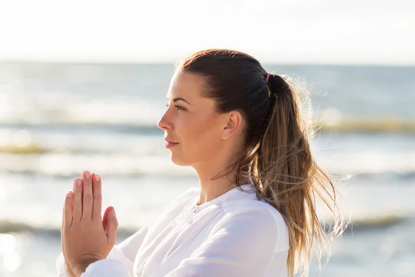 Mujer haciendo yoga en la playa de verano — Foto de Stock