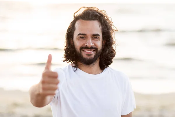 Lyckligt leende man med skägg på stranden — Stockfoto