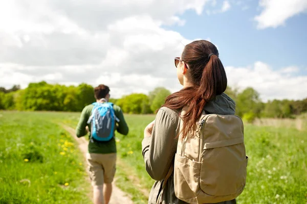 Glückliches Paar mit Rucksack beim Wandern im Freien lizenzfreie Stockbilder