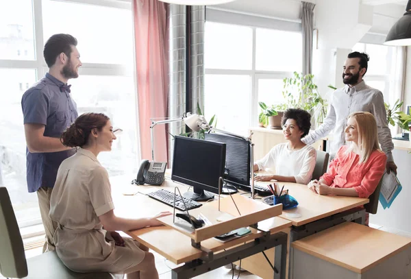 Feliz equipo creativo hablando en la oficina — Foto de Stock