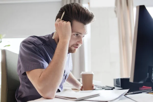 Trabalhador de escritório masculino criativo com café pensando — Fotografia de Stock