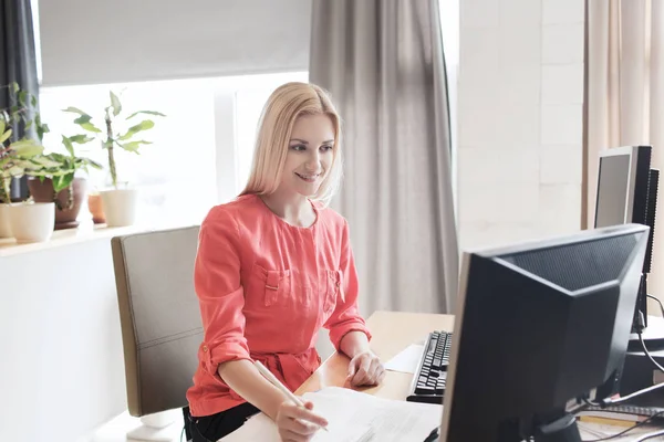 Felice lavoratore creativo ufficio femminile con i computer — Foto Stock