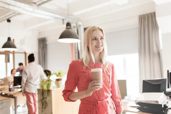 Trabalhador de escritório feminino criativo feliz com copo de café — Fotografia de Stock