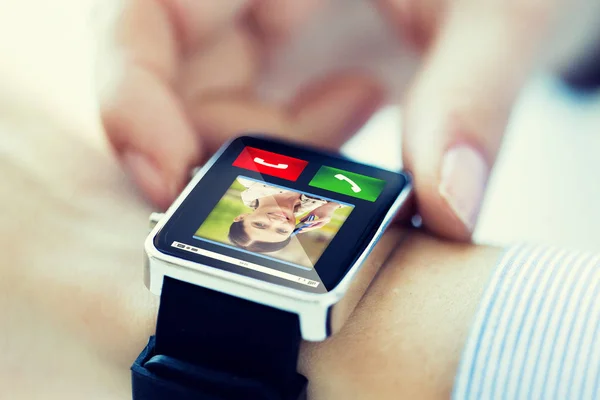 Cerca de las manos con la llamada entrante en smartwatch —  Fotos de Stock