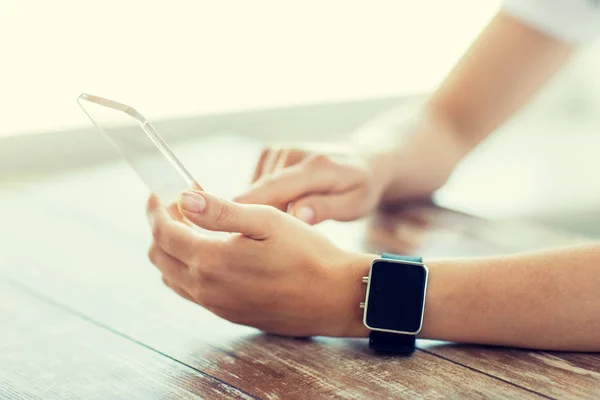 Close up van handen met slimme telefoon en horloge — Stockfoto