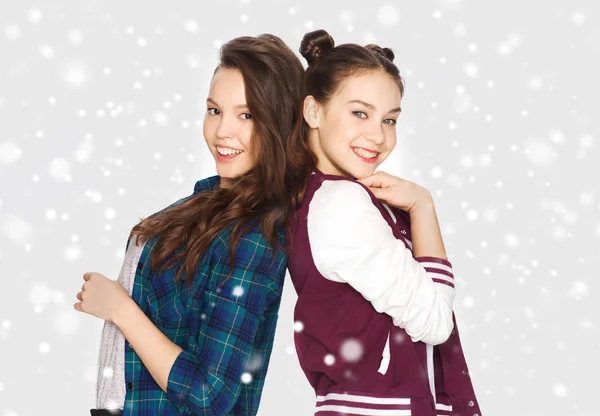 Щасливі усміхнені красиві дівчата-підлітки над снігом — стокове фото