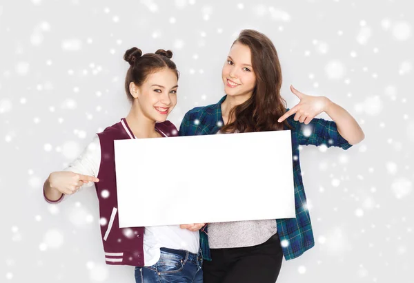 Sorrindo adolescentes meninas segurando placa branca em branco — Fotografia de Stock