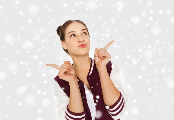 Glad söt tonårsflicka över snö — Stockfoto
