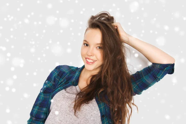 Feliz sonriente bonita adolescente sobre nieve —  Fotos de Stock