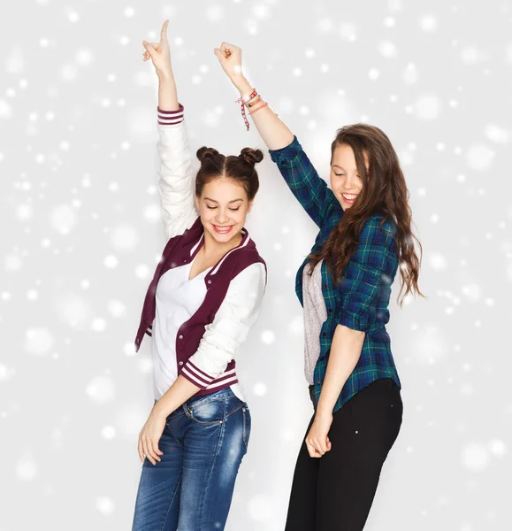 Feliz sorrindo meninas adolescentes bonitas dançando — Fotografia de Stock