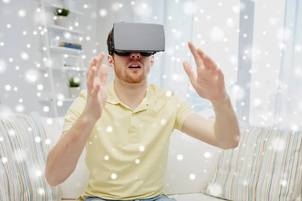 Ung man i virtuell verklighet headset eller 3d-glasögon — Stockfoto