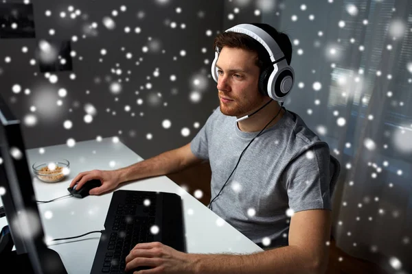 Mann mit Headset spielt Computervideospiel zu Hause — Stockfoto