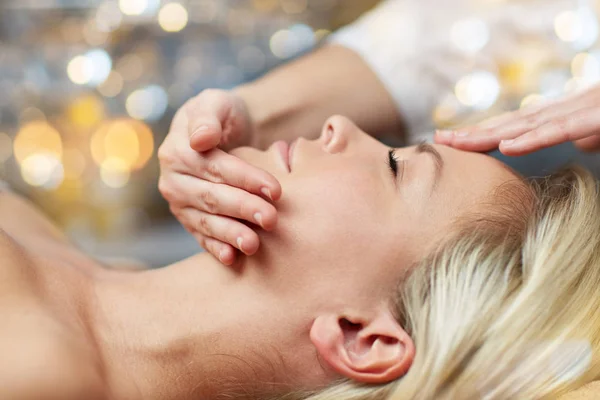 Primer plano de la mujer teniendo masaje facial en el spa —  Fotos de Stock