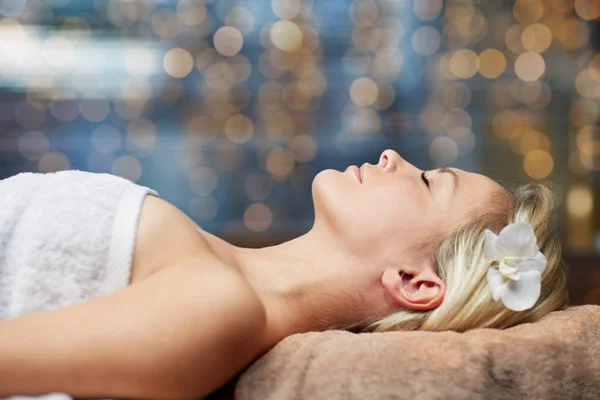 Young woman lying in spa — Stock Photo, Image