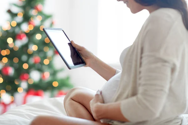 Primer plano de la mujer embarazada con la tableta PC en casa — Foto de Stock