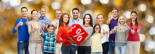 Glückliche Menschen mit Prozentzeichen, das Daumen hoch zeigt — Stockfoto