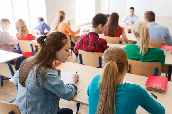 Gruppo di studenti che scrivono test scolastici — Foto Stock