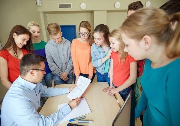 Grupa studentów i nauczycieli z testów w szkole — Zdjęcie stockowe
