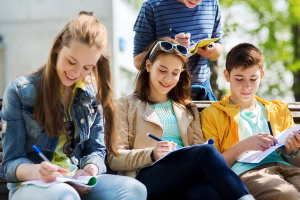Schüler mit Notizbüchern auf dem Schulhof — Stockfoto