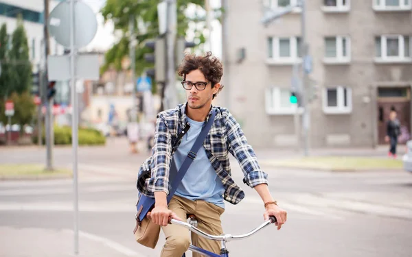 Junger Hipster-Mann mit Tasche fährt Fahrrad mit festem Gang — Stockfoto