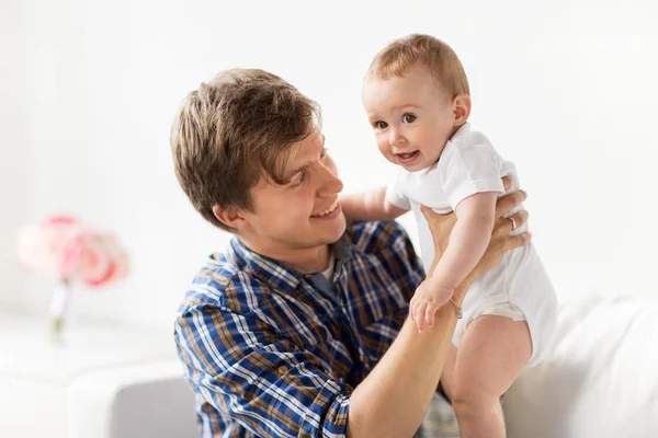 Счастливый молодой отец с маленьким ребенком дома — стоковое фото