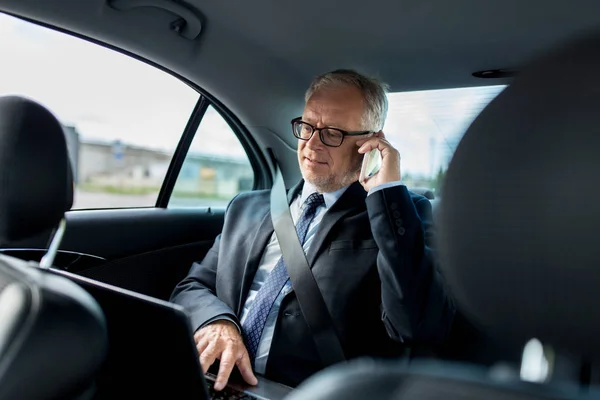 Uomo d'affari anziano che chiama su smartphone in auto — Foto Stock