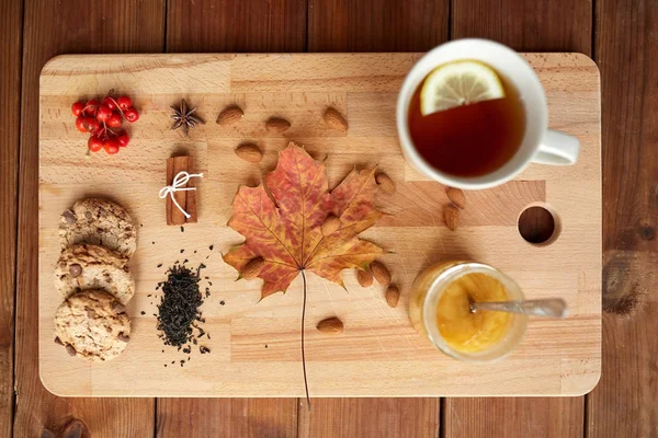 Φλιτζάνι τσάι με λεμόνι, μέλι και μπισκότα επί του σκάφους — Φωτογραφία Αρχείου