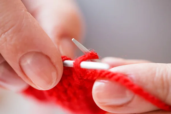 Närbild på händerna stickning med nålar och garn — Stockfoto