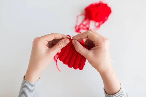 Mulheres mãos tricô com agulhas e fios — Fotografia de Stock