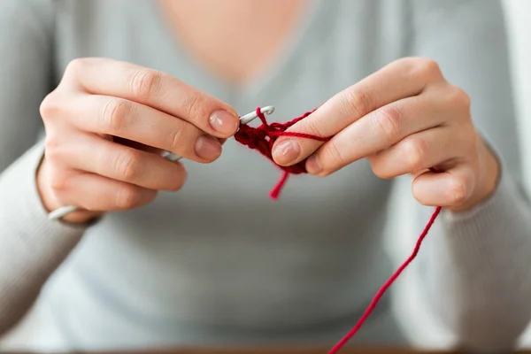 크로 셰 뜨개질 훅과 레드 원사와 뜨개질 하는 여자 — 스톡 사진