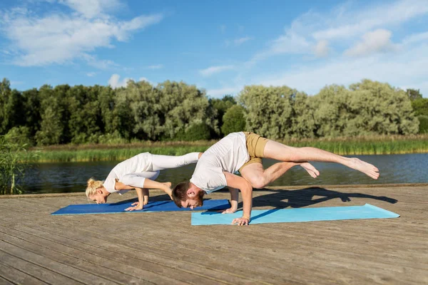 Personas haciendo ejercicios de yoga al aire libre —  Fotos de Stock
