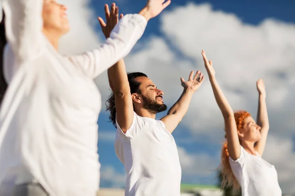 Groep mensen die buiten yoga oefeningen doen — Stockfoto