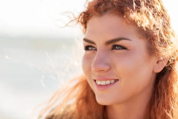 Primer plano de feliz joven pelirroja cara — Foto de Stock