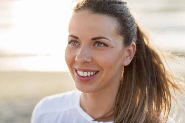Feliz cara de mujer joven en la playa —  Fotos de Stock