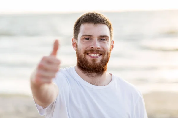 Feliz sorrindo jovem na praia — Fotografia de Stock