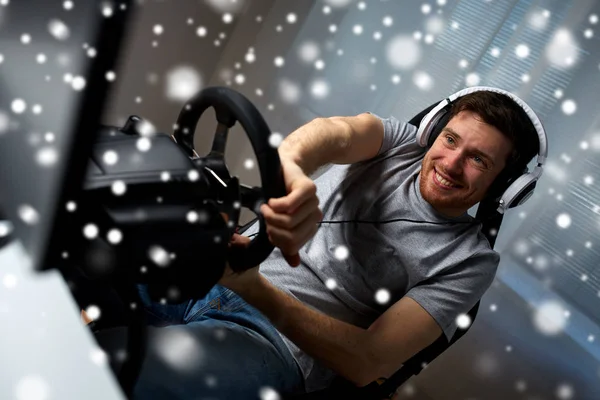 Ο άνθρωπος παίζει αυτοκίνητο αγωνιστικά παιχνίδι βίντεο στο σπίτι Εικόνα Αρχείου