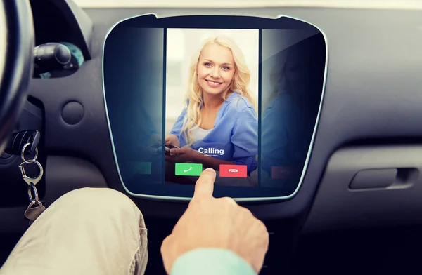 車で携帯電話アプリケーションを使用している人のクローズ アップ — ストック写真