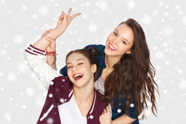 Feliz bonito adolescente meninas mostrando sinal de mão paz — Fotografia de Stock