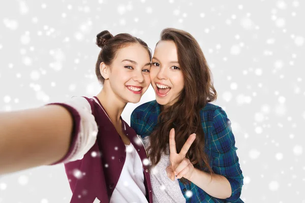 Amigos felices tomando selfie y mostrando paz —  Fotos de Stock