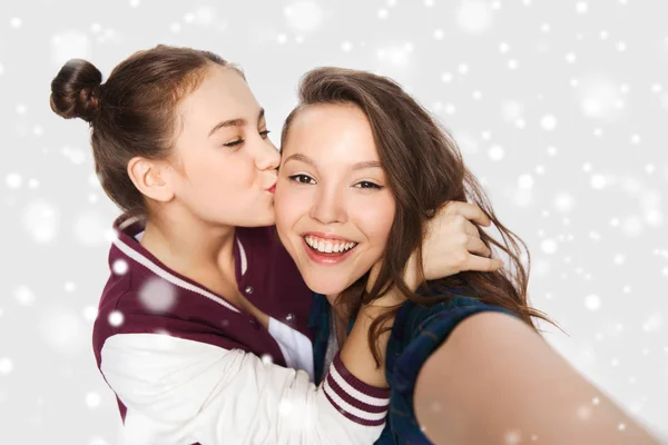 Счастливые девочки-подростки делают селфи и целуются — стоковое фото