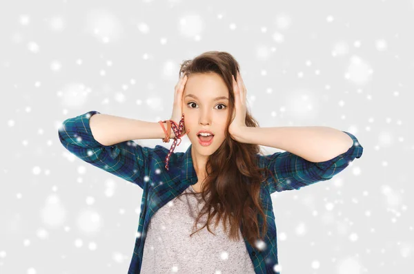 Tonårig flicka hålla huvudet över snö — Stockfoto