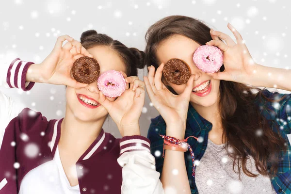 Счастливые симпатичные девочки-подростки с донорской забавой — стоковое фото