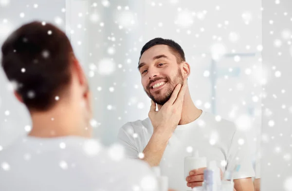 Felice uomo applicando dopobarba a specchio bagno — Foto Stock