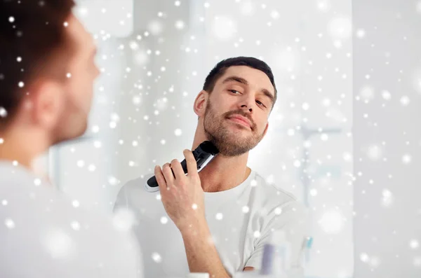 Man shaving beard with trimmer at bathroom — Stock Photo, Image