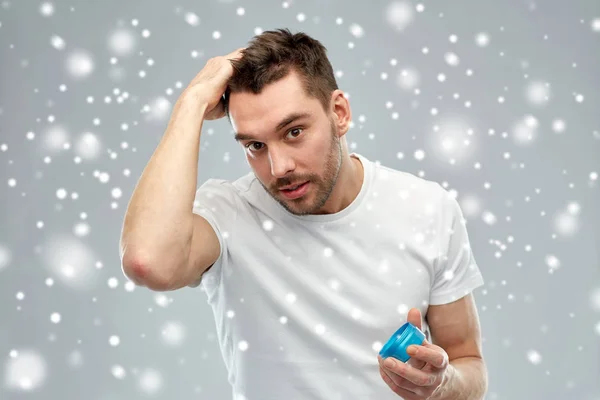 Jovem feliz styling seu cabelo com cera ou gel — Fotografia de Stock